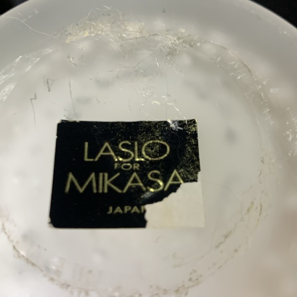 Vintage creamy white satin glass vase made by Larry Lasko for Mikasa - Picture 7 of 9